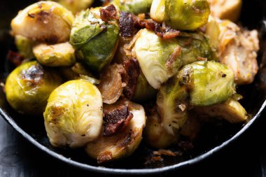 Bir tava domuz pastırması, Brüksel lahanası.