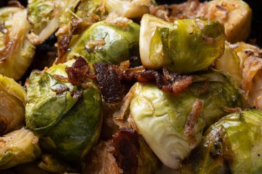 Bir tava domuz pastırması, Brüksel lahanası.