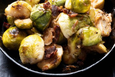 Bir tava domuz pastırması, Brüksel lahanası.