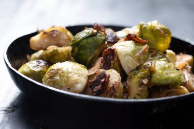 Bir tava domuz pastırması, Brüksel lahanası.