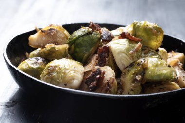 Bir tava domuz pastırması, Brüksel lahanası.