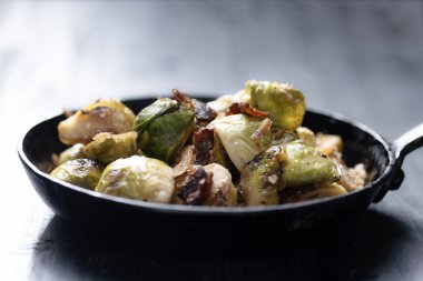 Bir tava domuz pastırması, Brüksel lahanası.