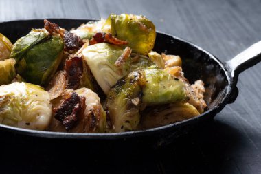 Bir tava domuz pastırması, Brüksel lahanası.