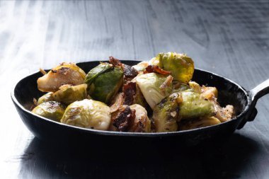 Bir tava domuz pastırması, Brüksel lahanası.