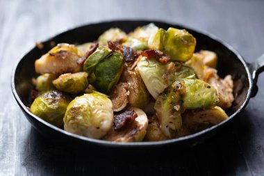 Bir tava domuz pastırması, Brüksel lahanası.