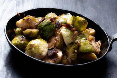 Bir tava domuz pastırması, Brüksel lahanası.