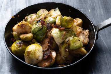 Bir tava domuz pastırması, Brüksel lahanası.