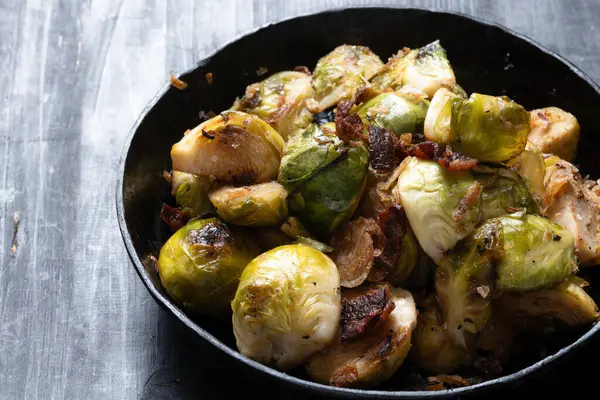 Bir tava domuz pastırması, Brüksel lahanası.