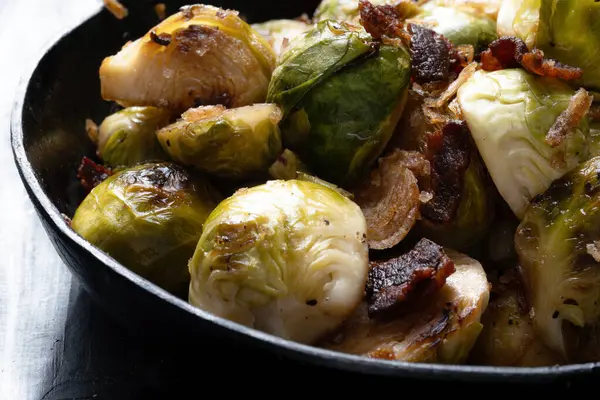 Bir tava domuz pastırması, Brüksel lahanası.