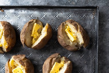 Bir tepsi İngiliz montu patatesi.