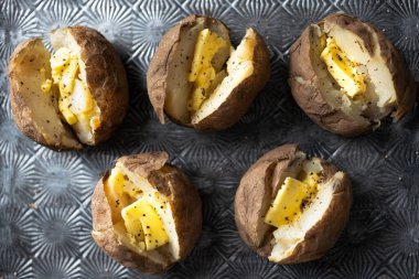 Bir tepsi İngiliz montu patatesi.