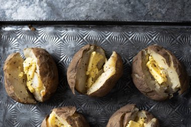 Bir tepsi İngiliz montu patatesi.