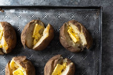 Bir tepsi İngiliz montu patatesi.