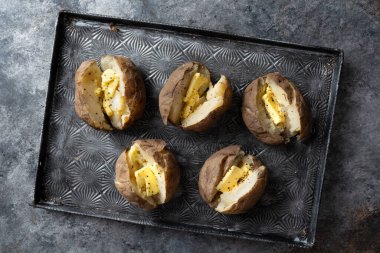 Bir tepsi İngiliz montu patatesi.