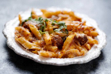 Bir tabak İtalyan köftesi, peynirli makarna.