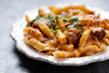 Bir tabak İtalyan köftesi, peynirli makarna.