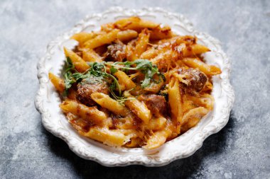 Bir tabak İtalyan köftesi, peynirli makarna.