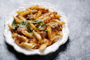 Bir tabak İtalyan köftesi, peynirli makarna.