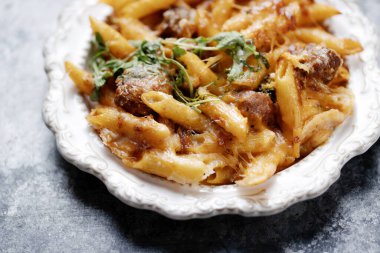 Bir tabak İtalyan köftesi, peynirli makarna.