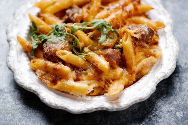 Bir tabak İtalyan köftesi, peynirli makarna.