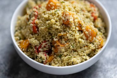  Bir kase öksürük kabağı salatası yakın.