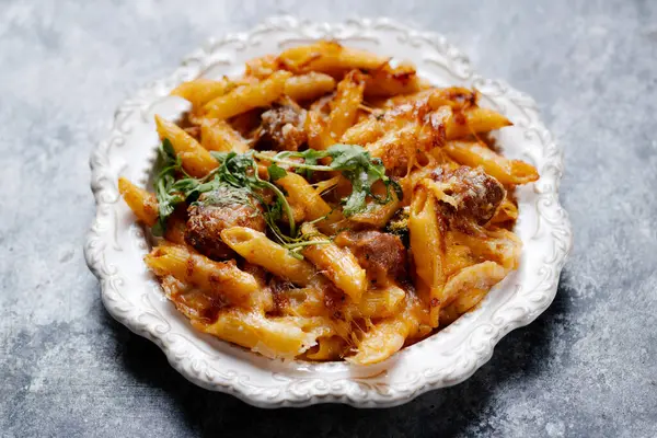 Bir tabak İtalyan köftesi, peynirli makarna.