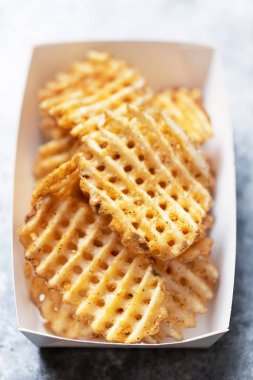  Kırsal altın waffle çapraz patatesleri yakın çekim