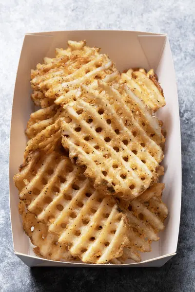  Kırsal altın waffle çapraz patatesleri yakın çekim