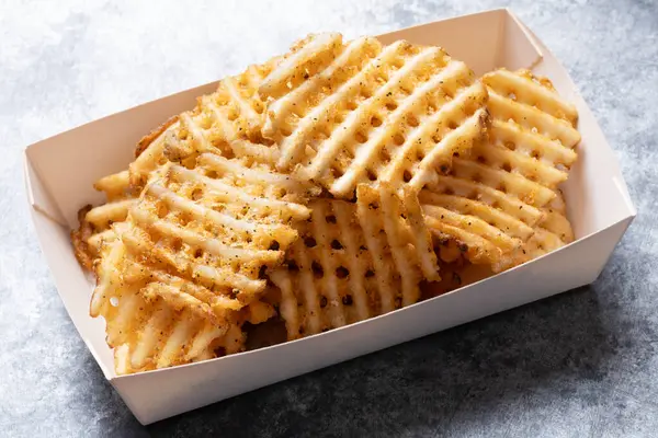  Kırsal altın waffle çapraz patatesleri yakın çekim