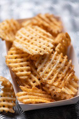  Kırsal altın waffle çapraz patatesleri yakın çekim