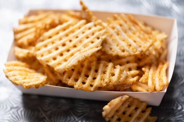  Kırsal altın waffle çapraz patatesleri yakın çekim