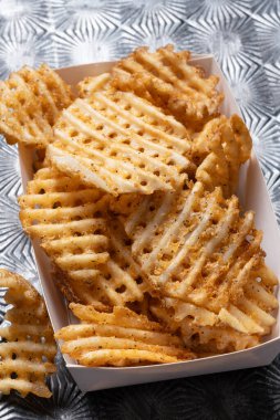  Kırsal altın waffle çapraz patatesleri yakın çekim