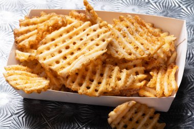  Kırsal altın waffle çapraz patatesleri yakın çekim