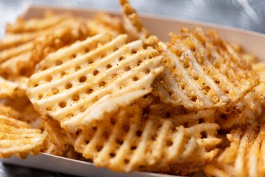  Kırsal altın waffle çapraz patatesleri yakın çekim