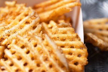  Kırsal altın waffle çapraz patatesleri yakın çekim