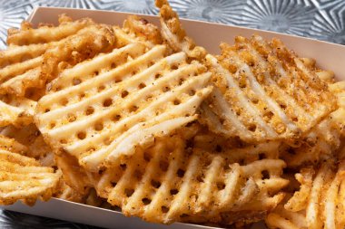  Kırsal altın waffle çapraz patatesleri yakın çekim