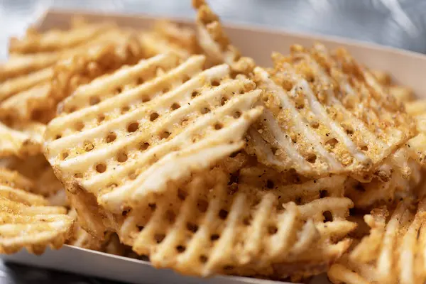  Kırsal altın waffle çapraz patatesleri yakın çekim