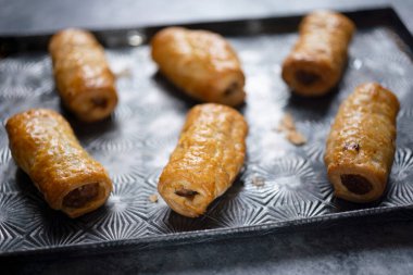 Geleneksel İngiliz sosisli böreğinin tepsisini kapat.