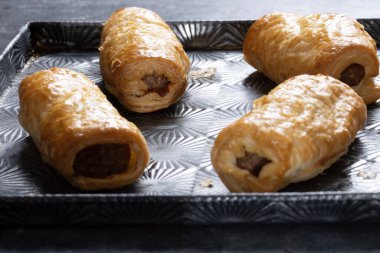 Geleneksel İngiliz sosisli böreğinin tepsisini kapat.