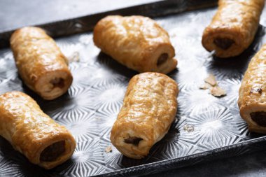 Geleneksel İngiliz sosisli böreğinin tepsisini kapat.