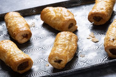 Geleneksel İngiliz sosisli böreğinin tepsisini kapat.