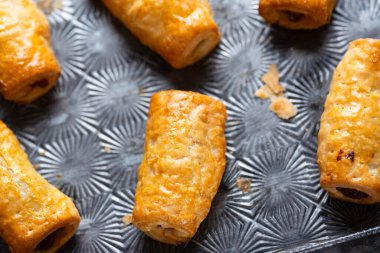 Geleneksel İngiliz sosisli böreğinin tepsisini kapat.