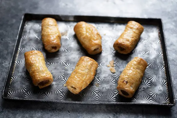 Geleneksel İngiliz sosisli böreğinin tepsisini kapat.