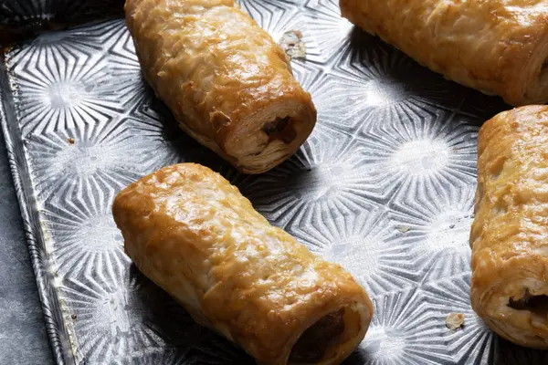 Geleneksel İngiliz sosisli böreğinin tepsisini kapat.