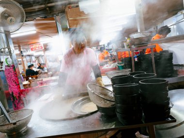 Busan, Güney Kore, 9 Kasım 2017, tipik Kore yerel lokantası çok sıcak gıda satıyor, harika bir atmosfer