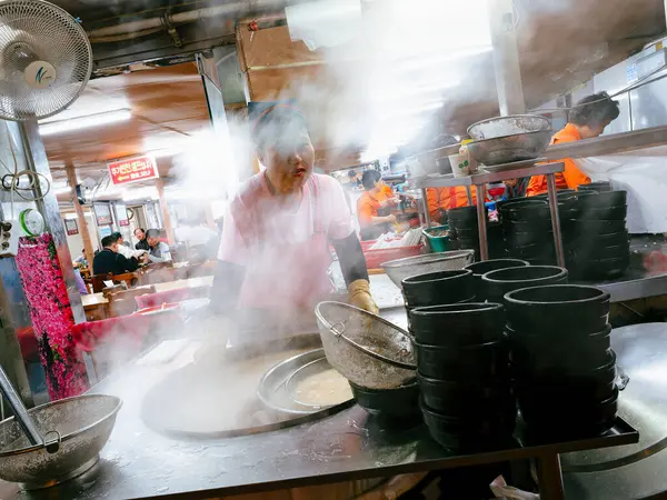 Busan, Güney Kore, 9 Kasım 2017, tipik Kore yerel lokantası çok sıcak gıda satıyor, harika bir atmosfer