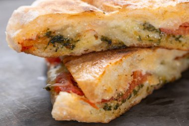 İtalyan caprese sandviçi.