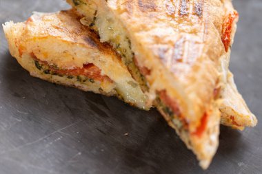 İtalyan caprese sandviçi.