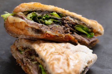 Köy usulü İtalyan biftekli sandviçi yakın.