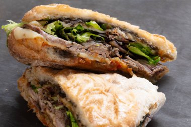 Köy usulü İtalyan biftekli sandviçi yakın.